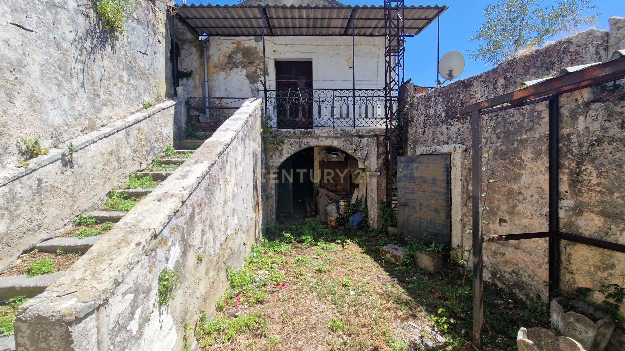 Habitação antiga para recuperar (sem terreno) | Barcarena - Image 1