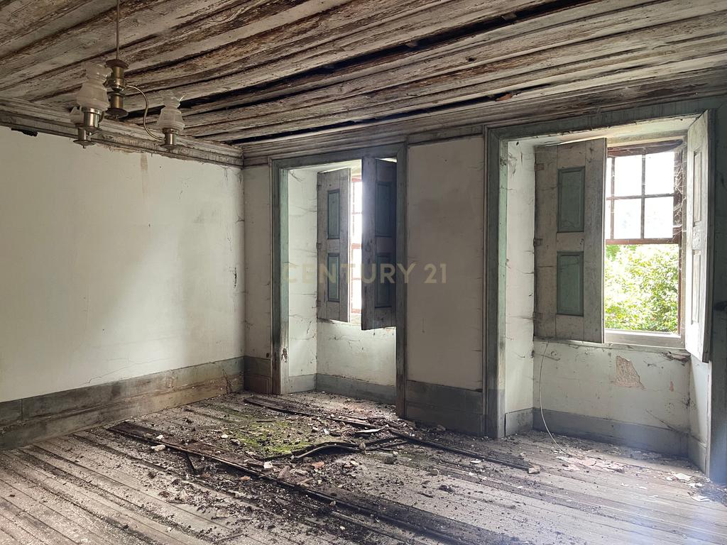 Propriedade com 1,8 hectares de área urbana e 3,2 hectares de solo fértil e floresta, composta por 8 edifícios independentes totalizando 700 m² de área construída, localizada no centro de Serrazes, São Pedro do Sul. - Image 34