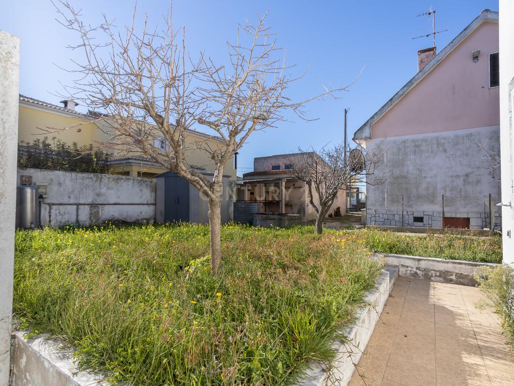 MORADIA TÉRREA T3 COM SÓTÃO E GARAGEM + MORADIA T5 (Benfeitoria) -  EM FERNÃO FERRO - Image 56