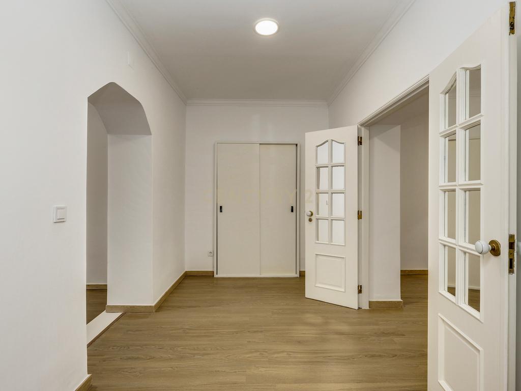 T2+1 renovado para arrendamento na Estrela (CAVE) | Lisboa - Image 9