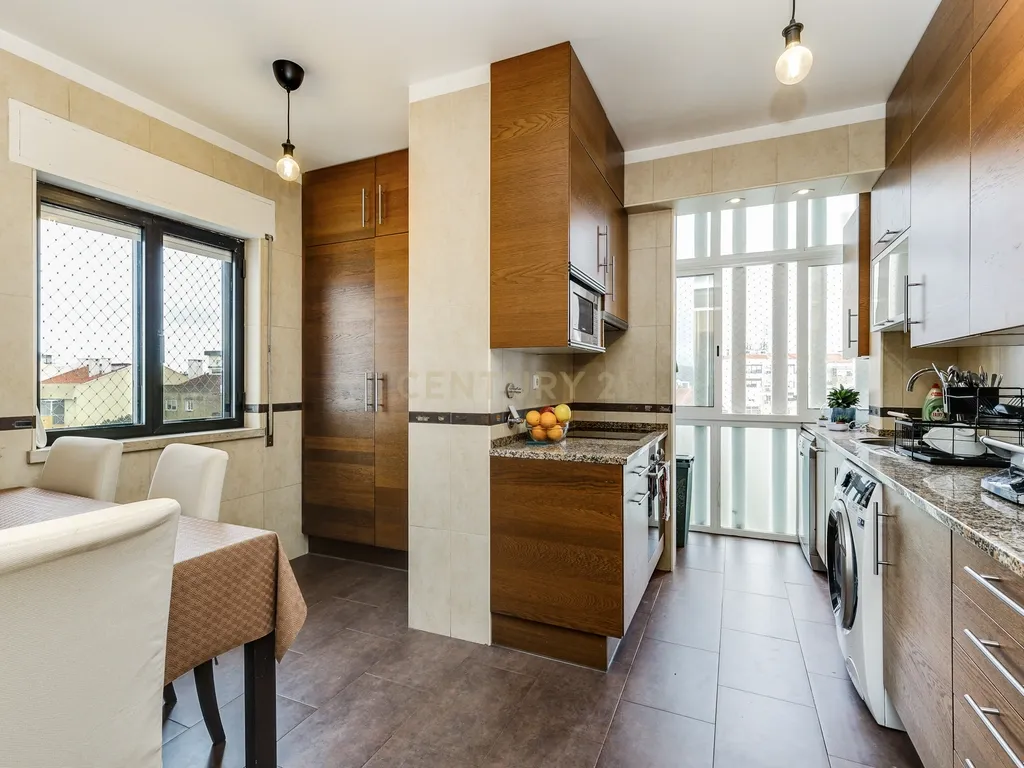 Apartamento T3 com lugar de garagem e arrecadação, situado em Benfica. - Image 1