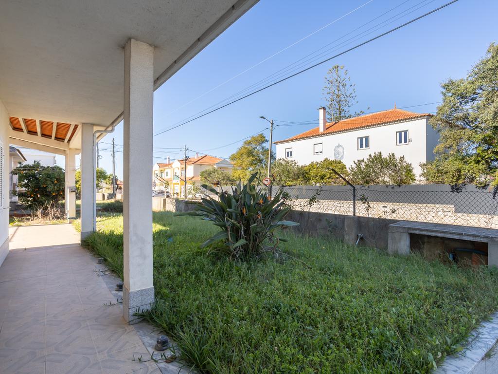 MORADIA TÉRREA T3 COM SÓTÃO E GARAGEM + MORADIA T5 (Benfeitoria) -  EM FERNÃO FERRO - Image 32