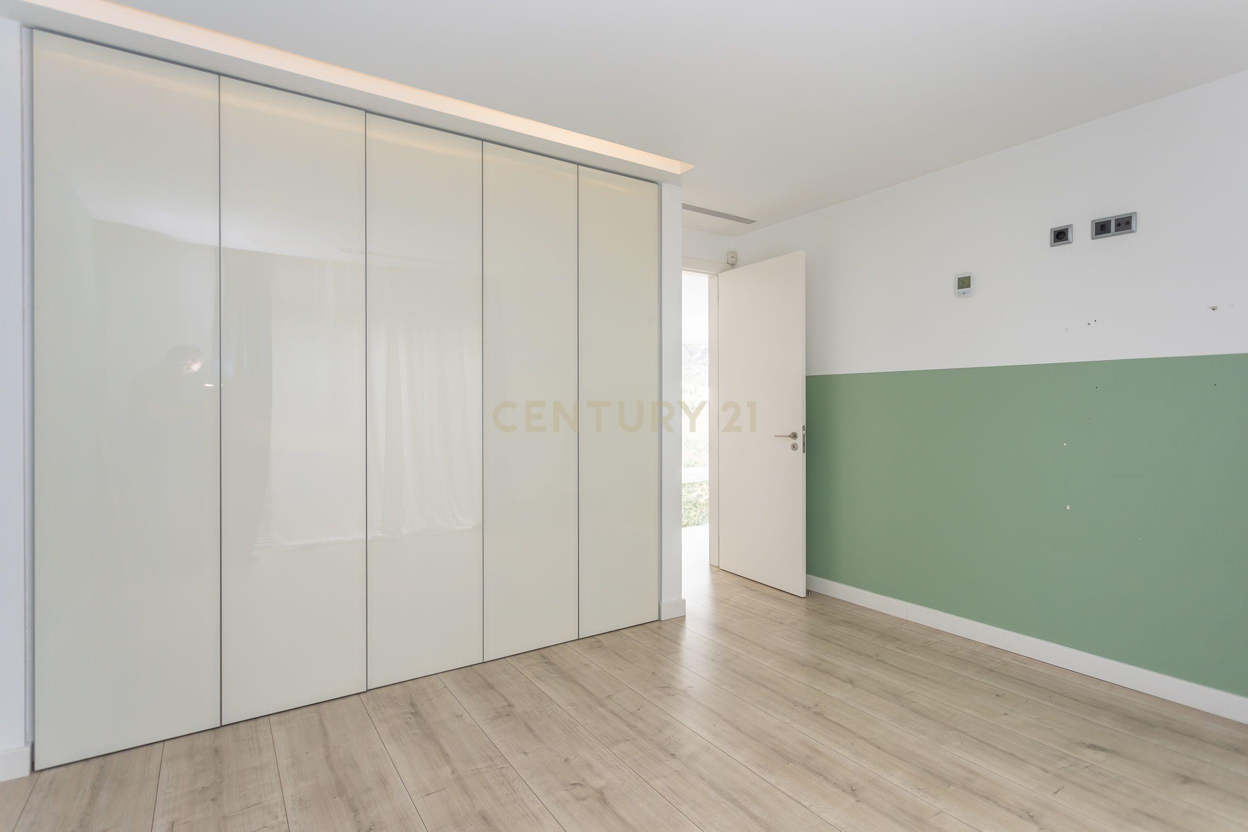 Moradia contemporânea, com piscina, no Aroeira Village, Concelho de Almada - Image 44