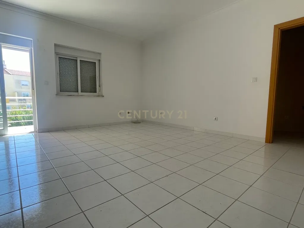 Apartamento T3, com Varandas e 3 Lugares de estacionamento, no Pinhal Novo - Image 9