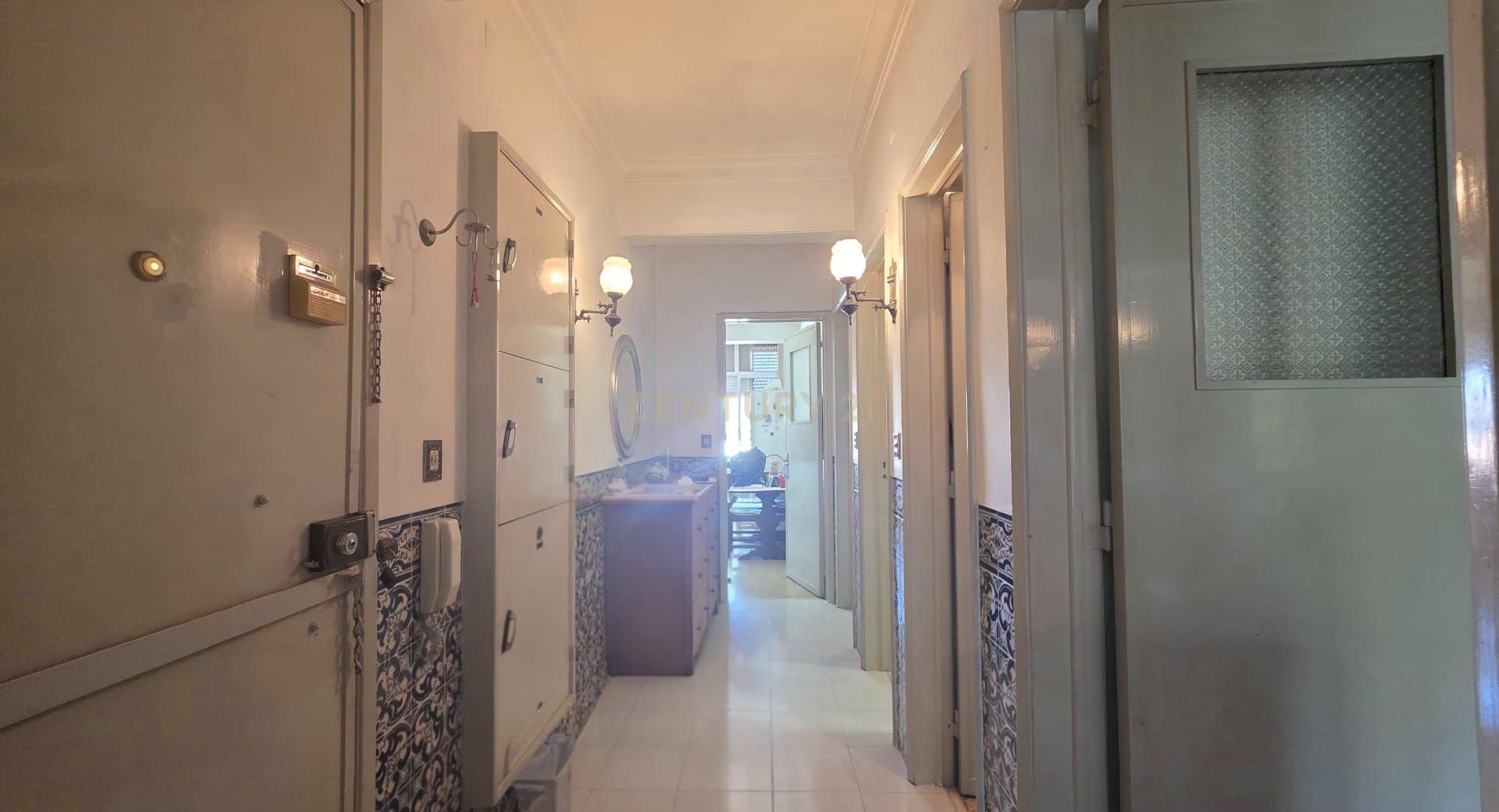 Fotografia 7 de Apartamento T2 com 90 m² e varanda, a 1 minuto das Portas de Benfica — Excelente potencial