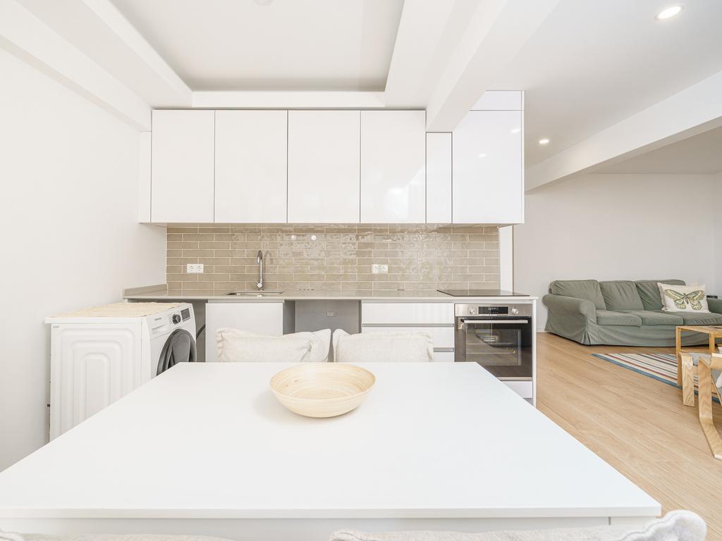 APARTAMENTO T3, TOTALMENTE REMODELADO, PARA VENDA NO CENTRO DE SETÚBAL - Image 2
