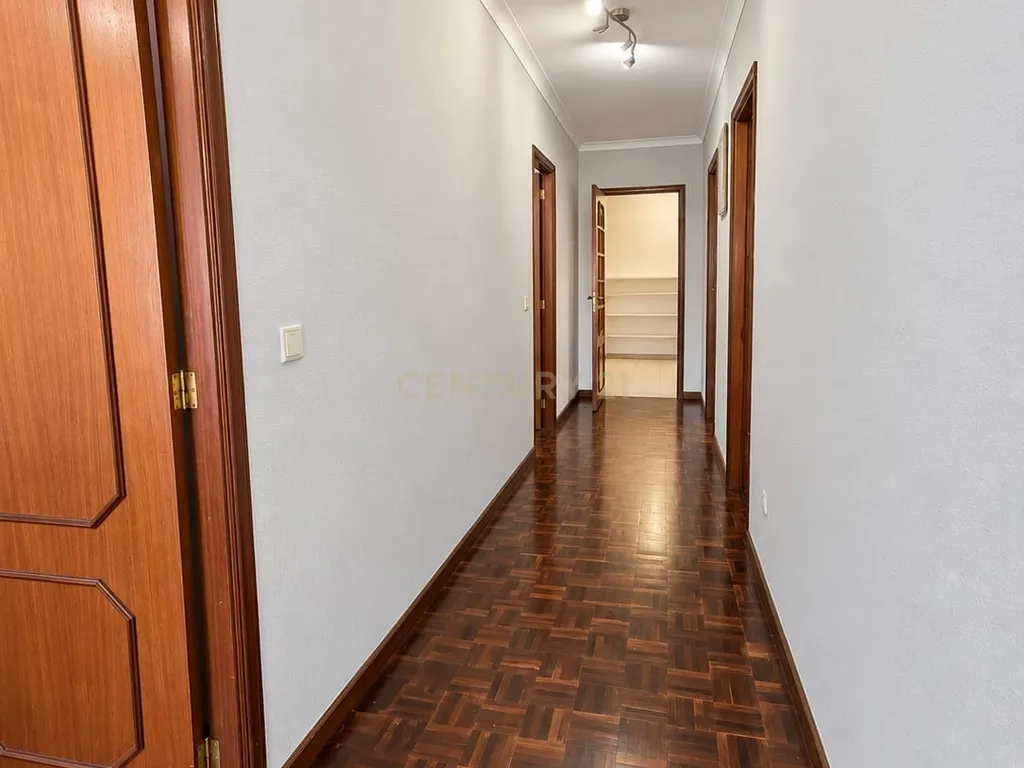Apartamento T3+1 com área útil de 121,50 m² , varanda, lugar de garagem localizado em São Pedro da Cova, Gondomar. - Image 12