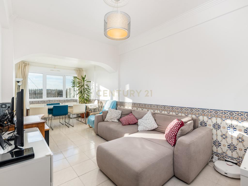 Apartamento T2 em Linda-a-Velha – Remodelado com Terraço e Excelente Localização - Image 5