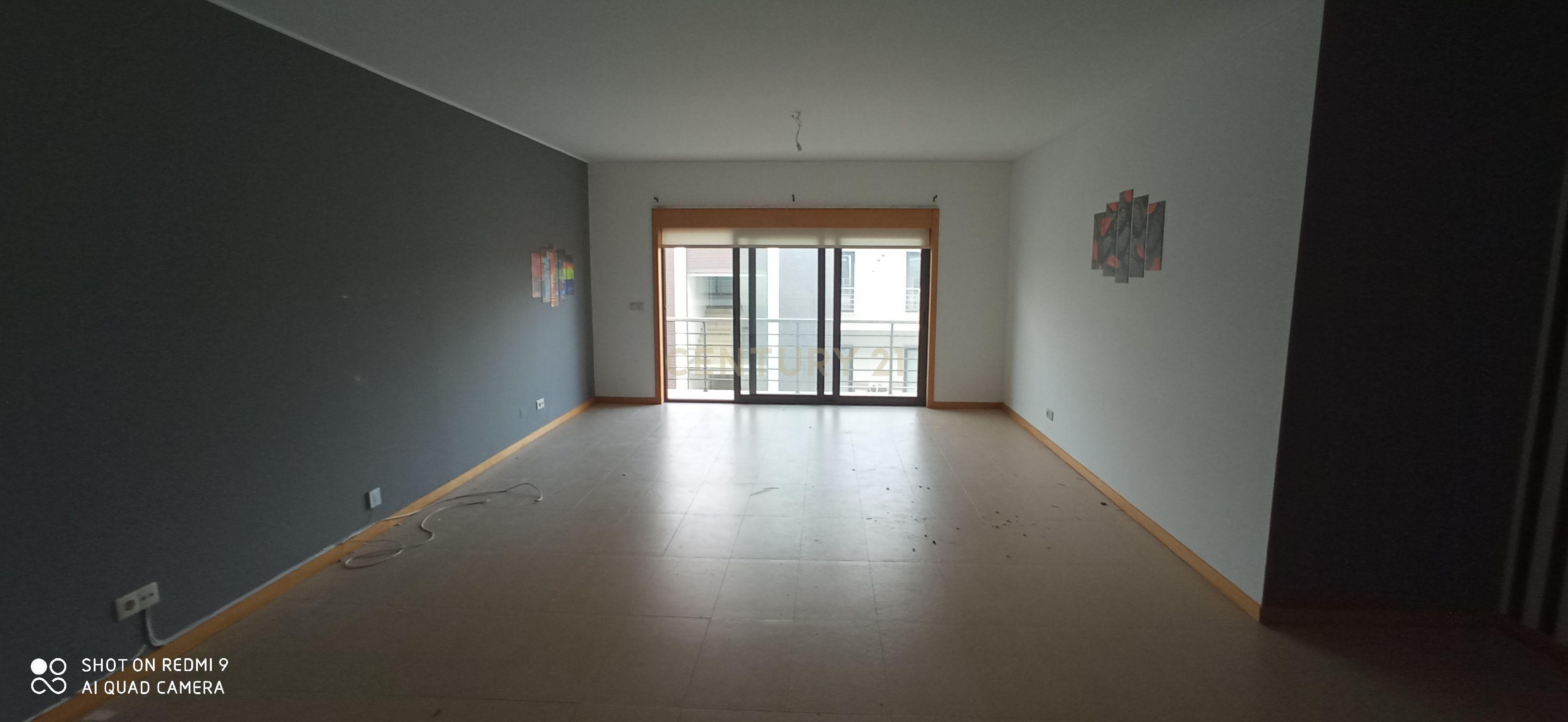 Apartamento T3, com Duas Varandas e Garagem na Vila Serena, Pinhal Novo - Image 4