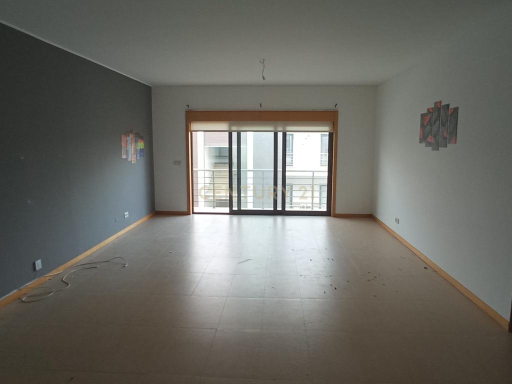 Apartamento T3, com Duas Varandas e Garagem na Vila Serena, Pinhal Novo - Image 4
