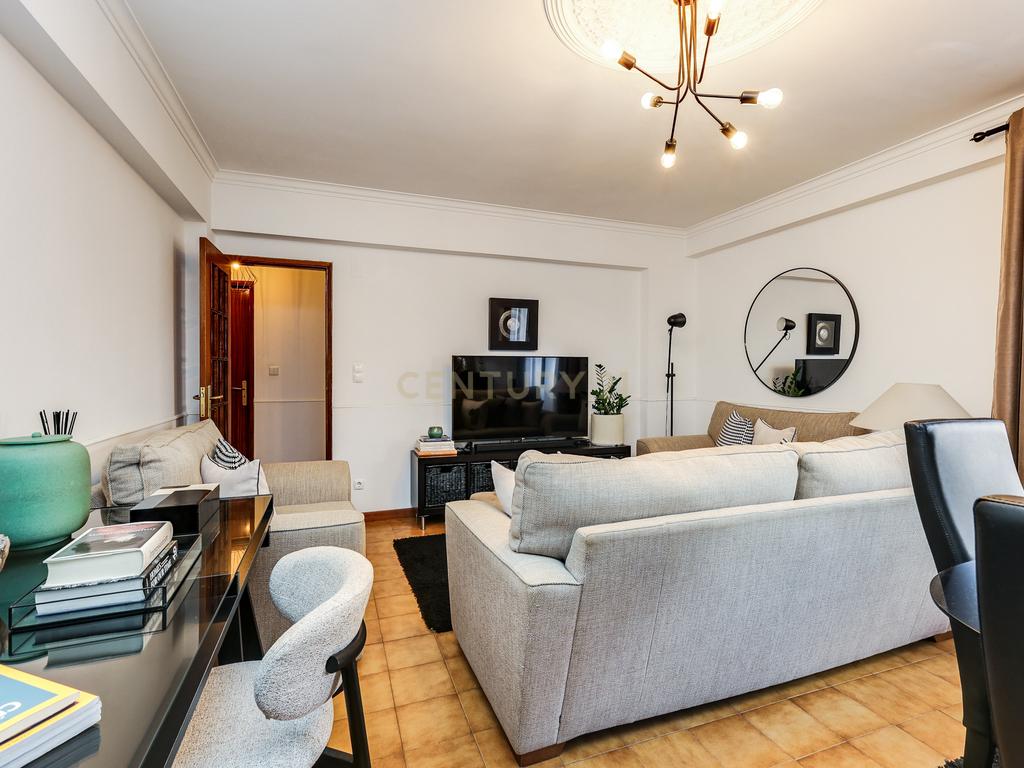 Apartamento T3 Renovado com Vista Panorâmica no Cacém, Sintra, Lisboa - Image 5