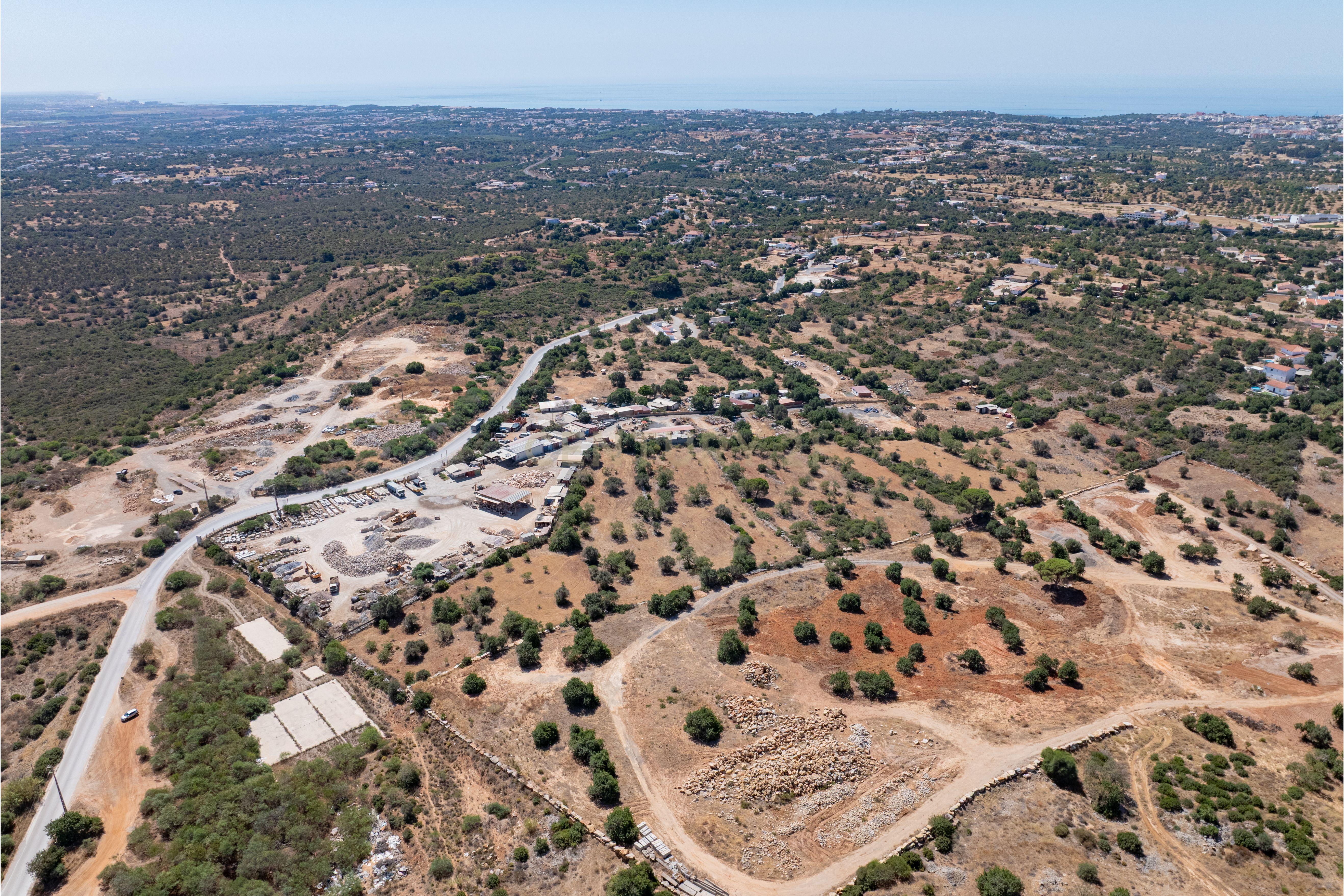 Fotografia 3 de Terreno rústico localizado em Alfarrobeiras em Ferreiras, com uma área total de 30590m².