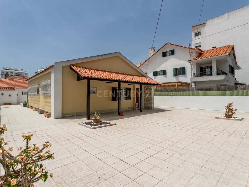 Propriedade bifamiliar T6 na Costa da Caparica. - Image 1