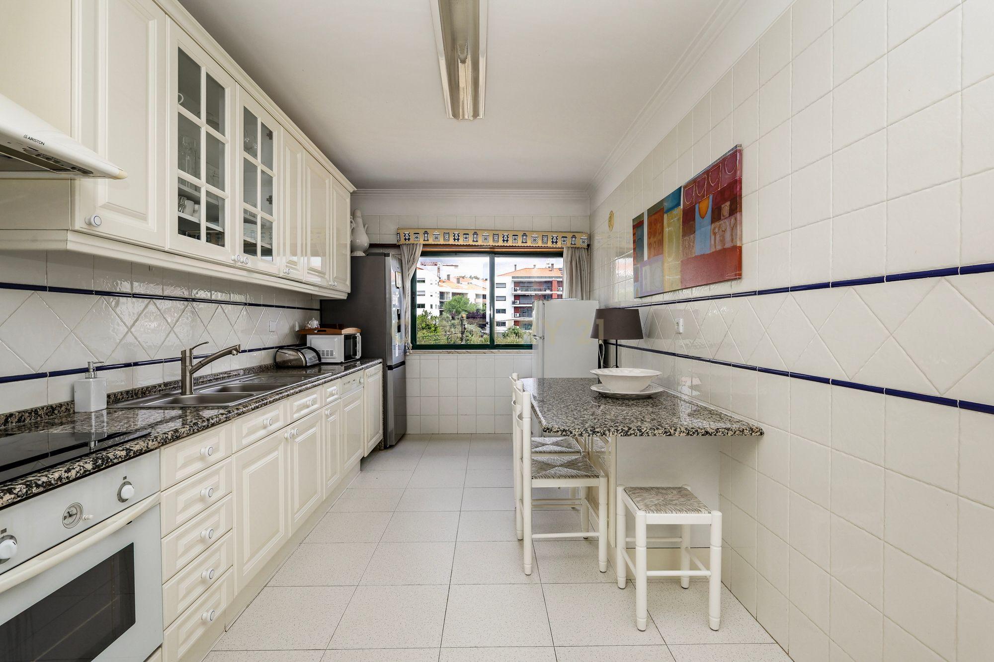 Fotografia 7 de Apartamento T3 com box para arrendamento em Carnaxide