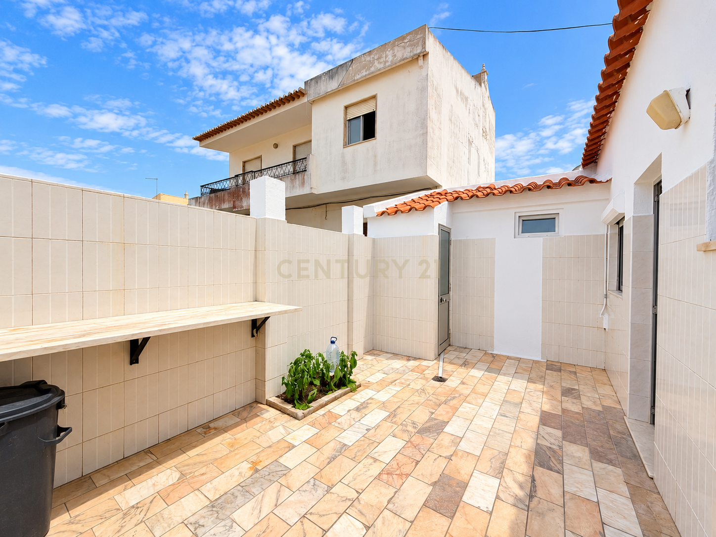 Fotografia 8 de Uma casa com alma portuguesa, espaço exterior e Lagos mesmo ali ao lado.