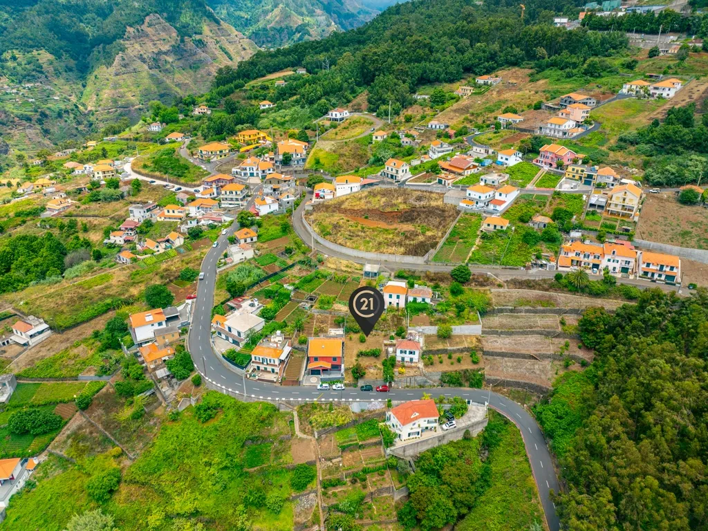 Terreno Urbano com Projeto Aprovado na Tranquila Ribeira Brava - Image 6