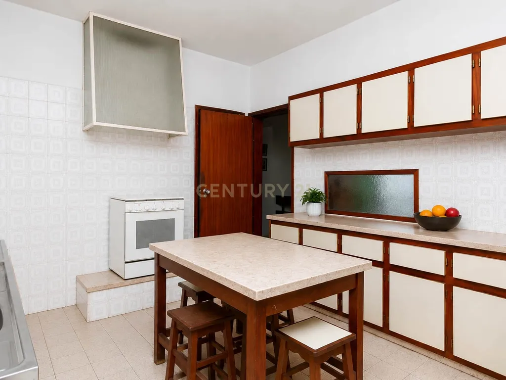 T6+1 em 1066 m2 de tranquilidade, para remodelar ou investir - Image 16
