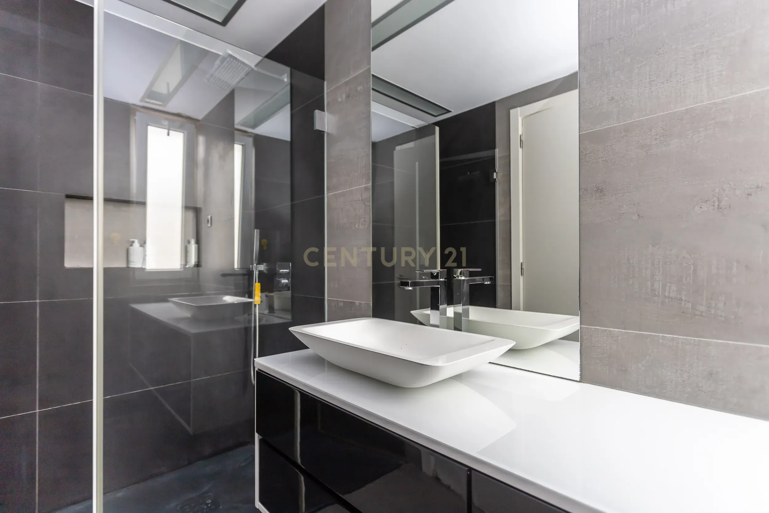Moradia contemporânea, com piscina, no Aroeira Village, Concelho de Almada - Image 29
