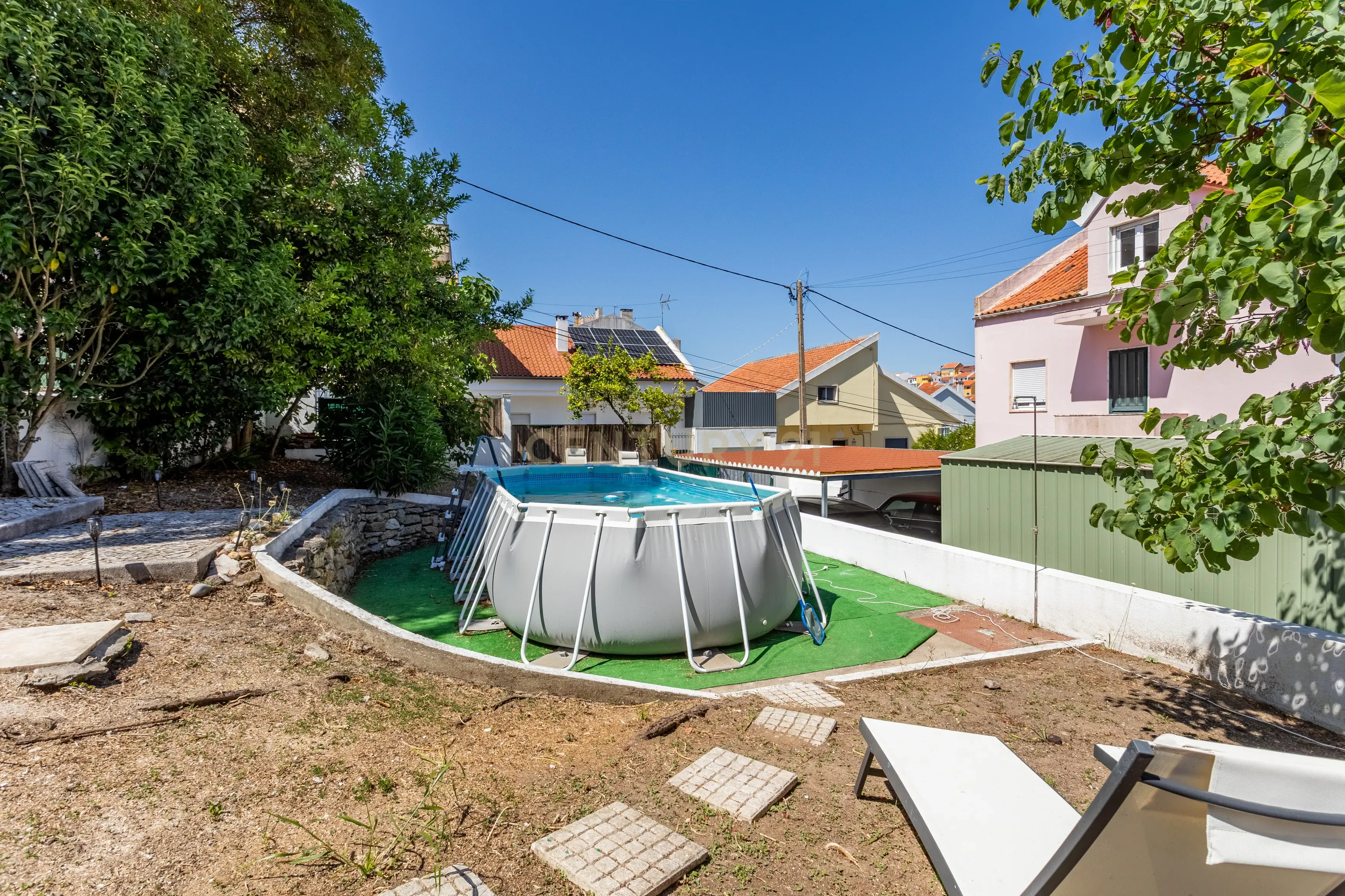 Moradia T5 isolada, inserida num lote de terreno de 750m2 em Casal de Cambra - Image 35