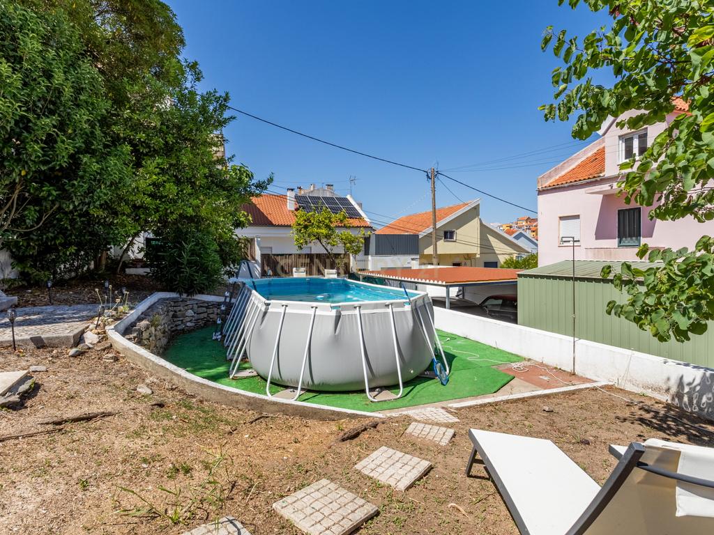 Moradia T5 isolada, inserida num lote de terreno de 750m2 em Casal de Cambra - Image 35