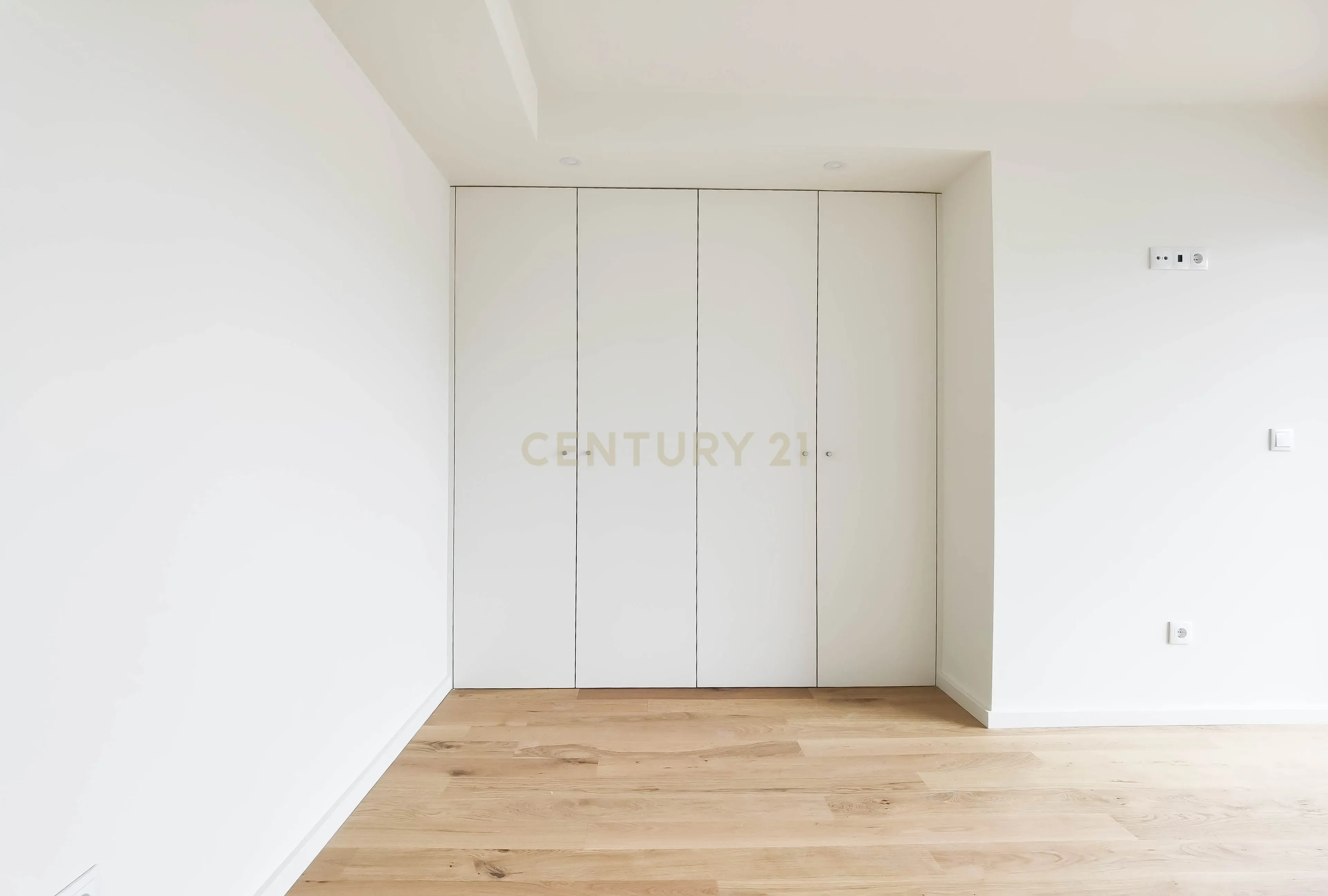 Apartamento T2+1 Duplex com Garagem, Arrumos e Amplas Varandas – Rua Aires Ornelas, Porto - Image 8