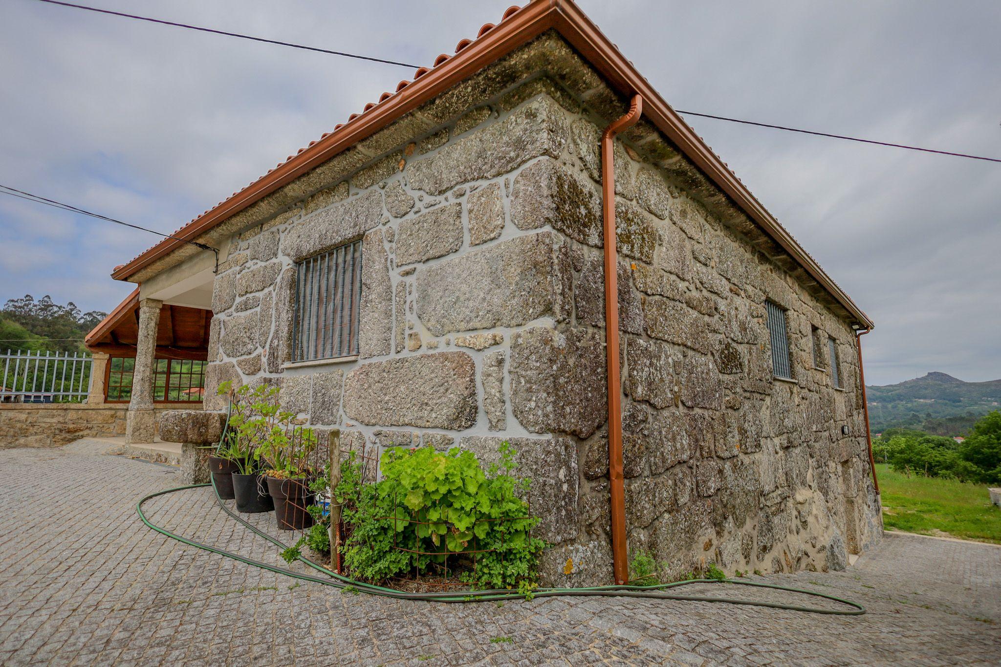 Fotografia 3 de Moradia Renovada em Aboim da Nóbrega Gondomar e Vila Verde, Braga