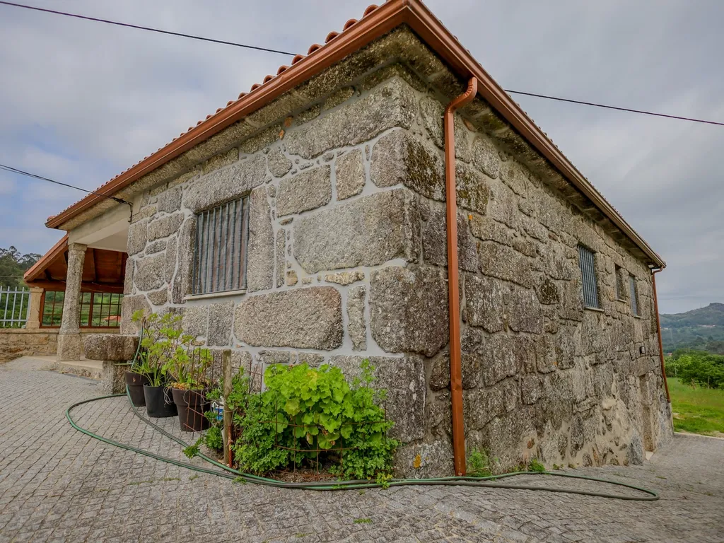 Moradia Renovada em Aboim da Nóbrega Gondomar e Vila Verde, Braga - Image 3