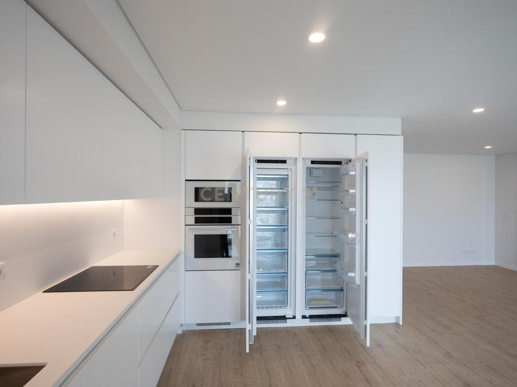 Apartamento T2 com estacionamento e piscina - Areeiro - Image 4