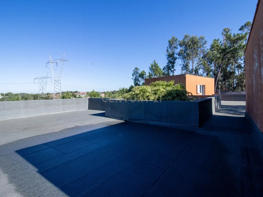 Moradia de arquitetura moderna no Juncal-Porto de Mós - Image 32