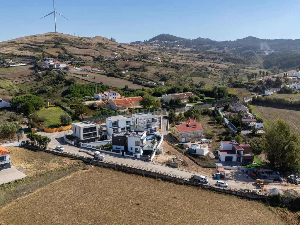 Moradia T3+1 Nova: O Equilíbrio Perfeito Entre o Campo e a Cidade - Mafra - Image 37