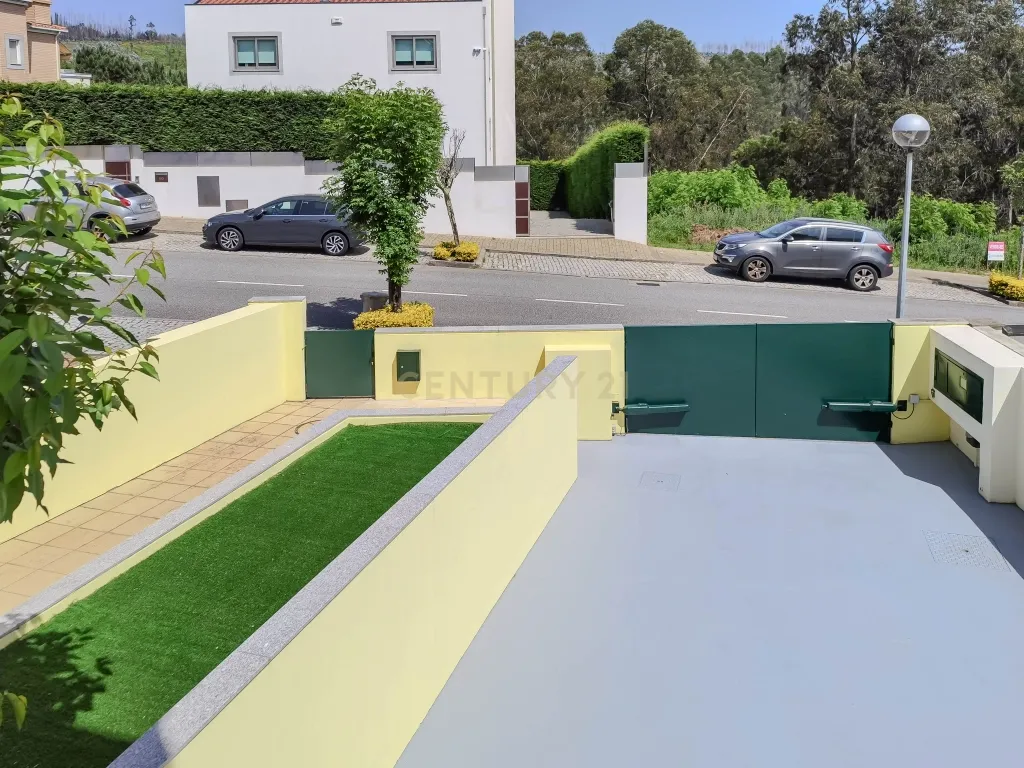Luxuosa Moradia T3 em Gondomar com Vista Panorâmica e Piscina - Image 50