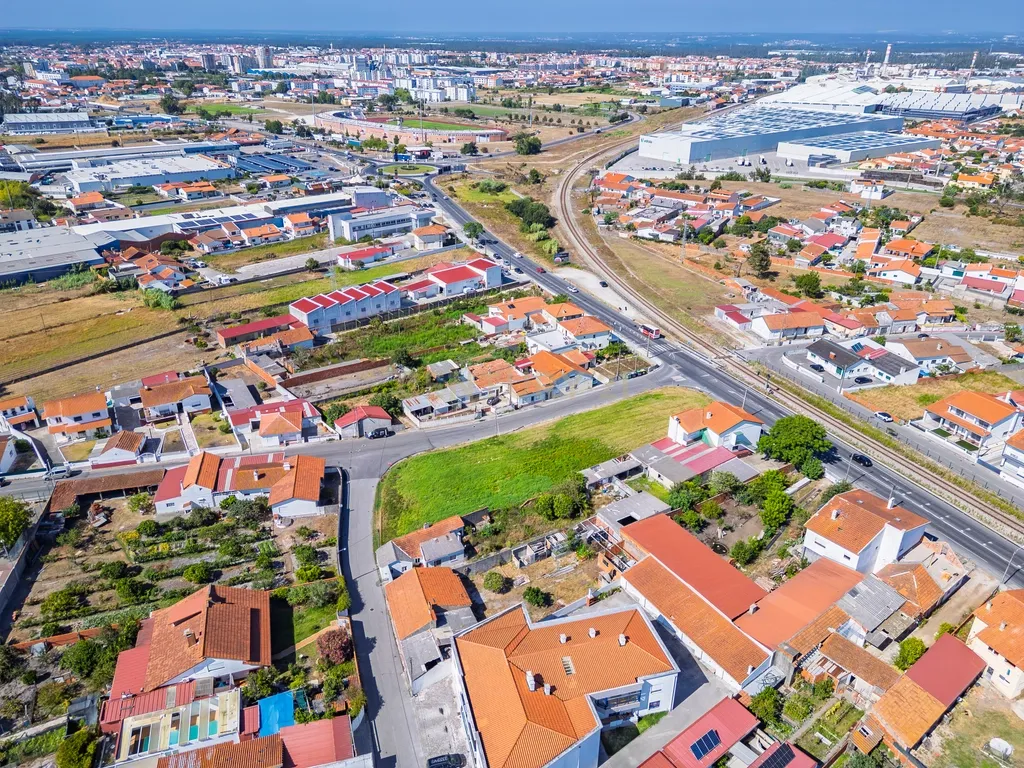 Terreno com 2.117 m² e elevado potencial construtivo. Antigo projeto aprovado para prédio de apartamentos e índice de construção 1. Uma excelente oportunidade para promotores imobiliários. - Image 15
