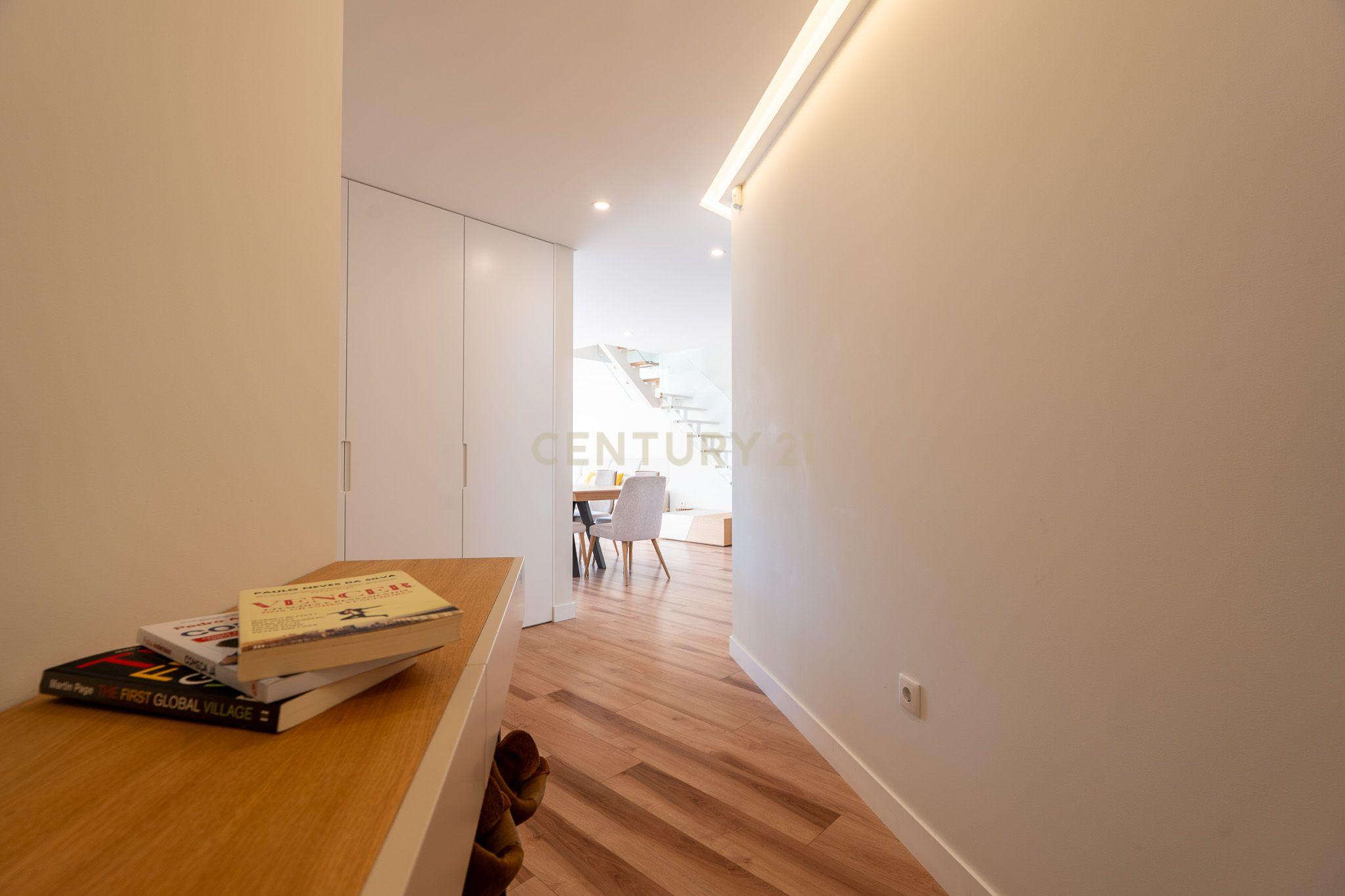 Apartamento T3+1 duplex, com terraço e estacionamento, no centro da cidade de Torres Vedras - Image 5