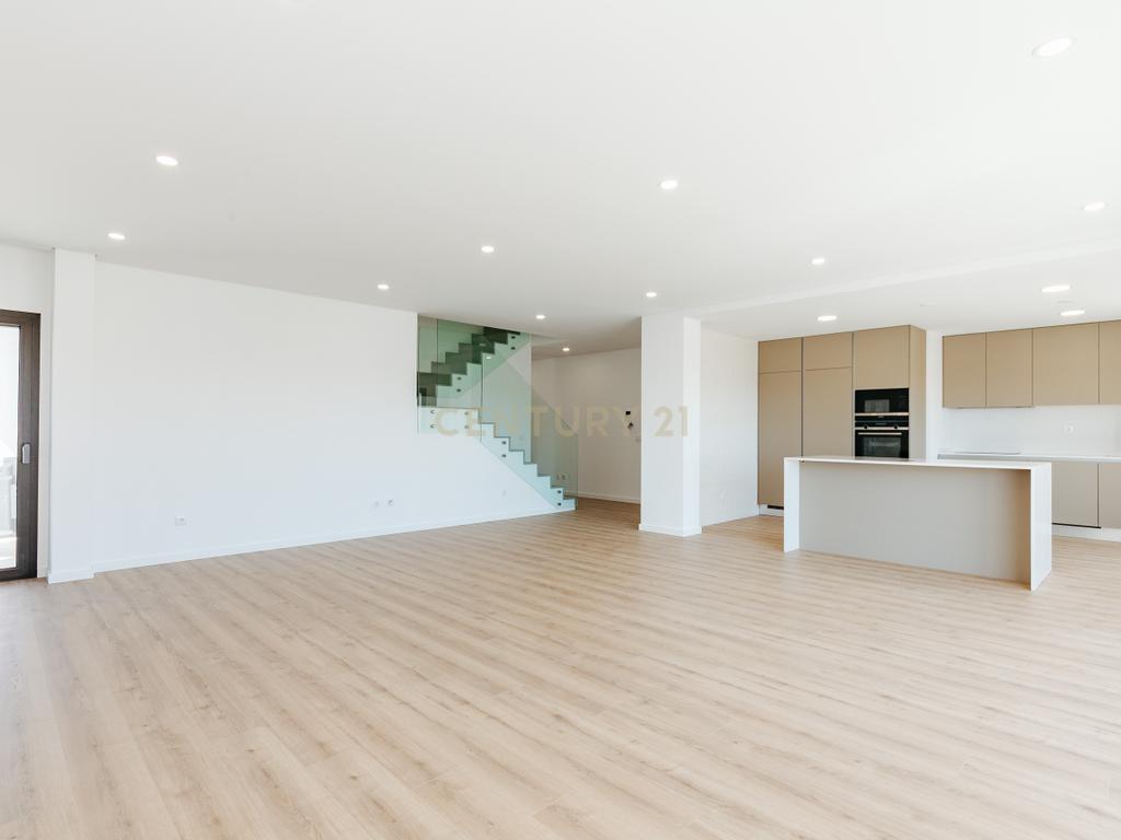 Apartamento T5 Duplex Único com 229 m² — Novo, Sofisticado e com Vista Panorâmica - Image 3