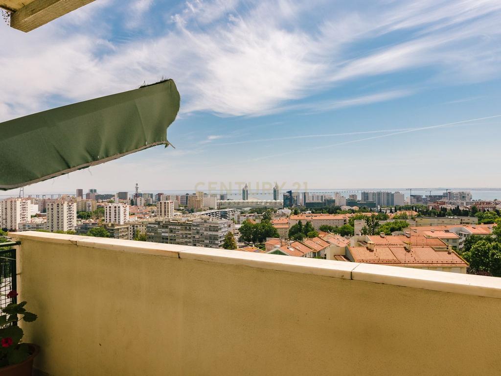 Apartamento T5 com Vista Deslumbrante sobre o Tejo – Olivais - Image 10