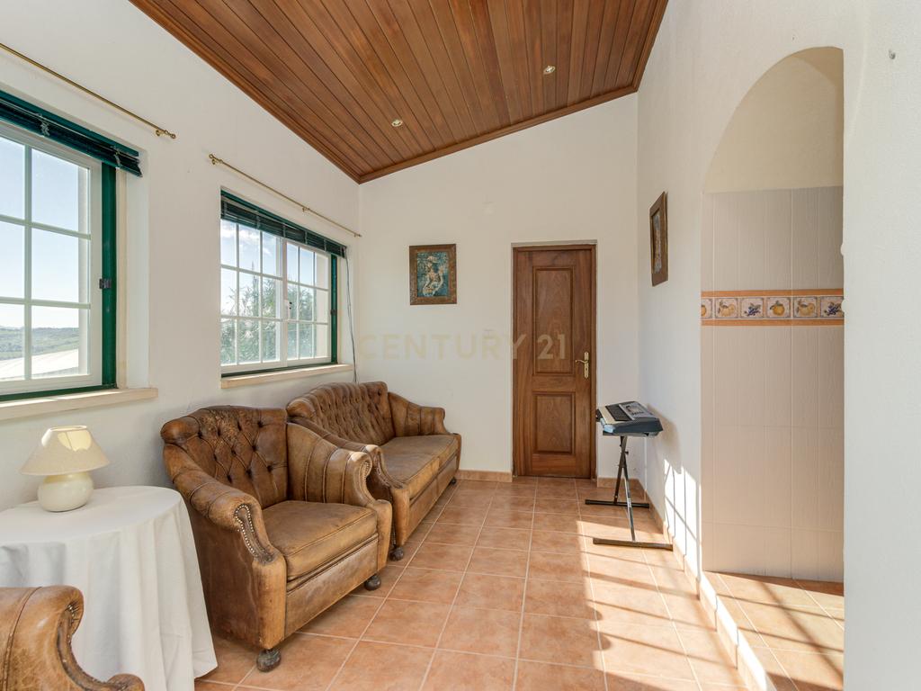 Moradia Isolada T3 com 2480m2 de terreno, poço e com anexos - Image 12