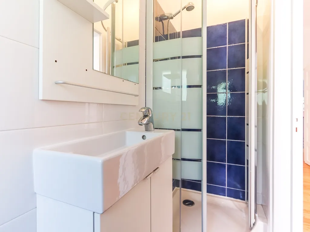 Apartamento T3 para arrendamento com varanda junto à Avenida de Roma | Prédio com "arte" - Image 18