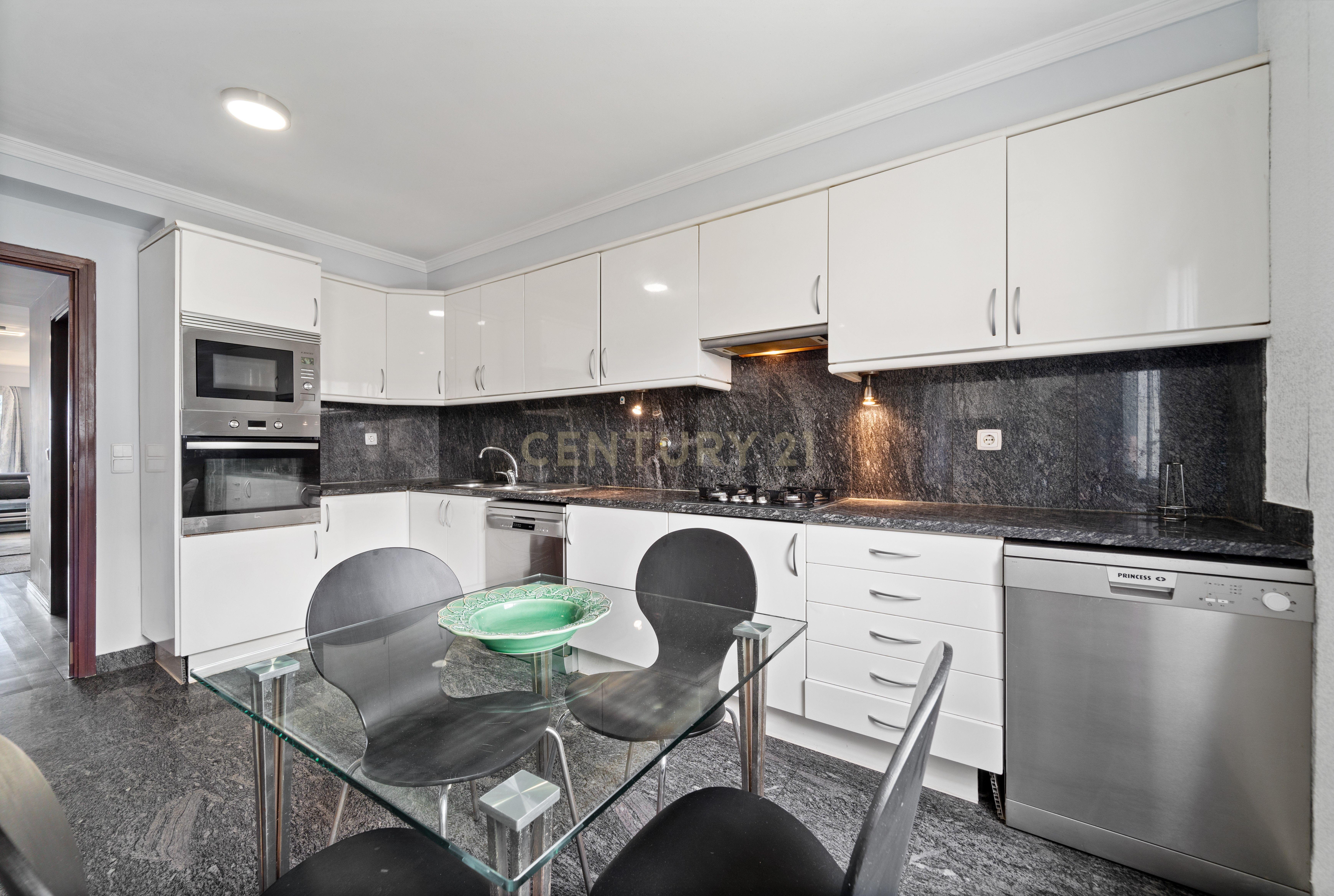 Apartamento T2 à Venda, com Jardim e Vista Mar - Pilar, Funchal - Image 12