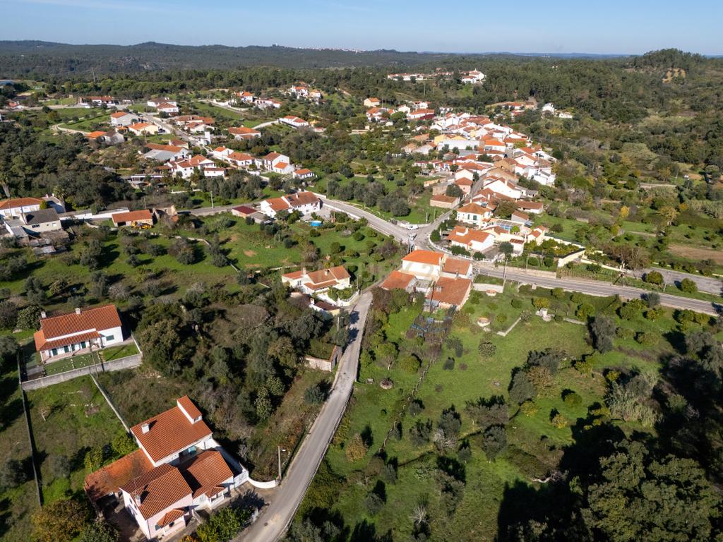 Terreno Urbano com Ruínas e Árvores de Fruto - 2.280m² - Longra, Tomar - Image 7