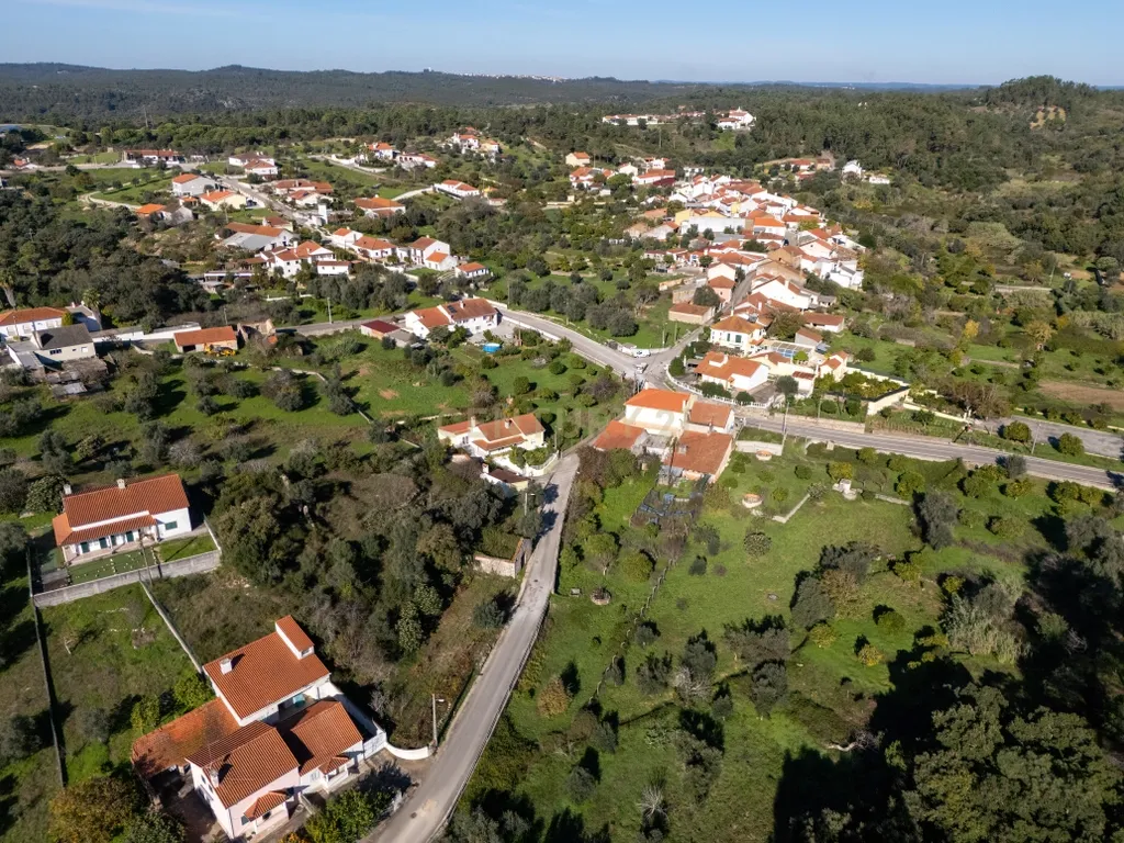 Terreno Urbano com Ruínas e Árvores de Fruto - 2.280m² - Longra, Tomar - Image 7