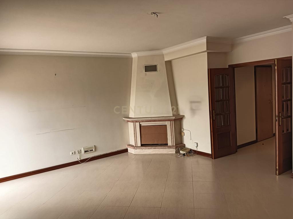T3 com Suite/Garagem e Arrecadação - Vialonga - Image 13