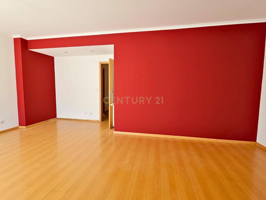 Moradia T4 em Oeiras para arrendar com garagem e terraço - Image 11