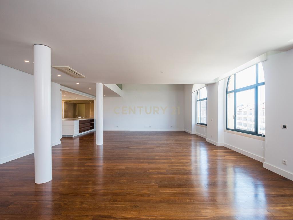 T2 Duplex | Moagem Heritage | Edifício Único e Icónico | Coração de Leiria - Image 12