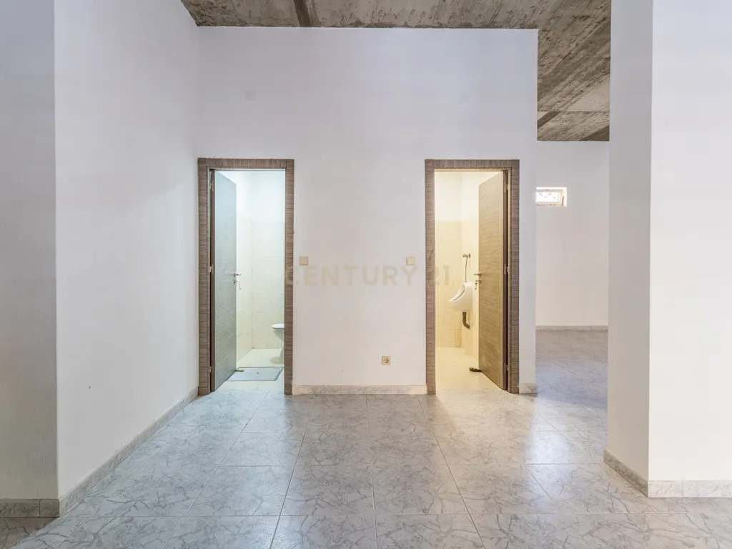 Loja/Espaço Comercial com Saída de Fumo Totalmente Remodelado em Apelação Loures - Image 7