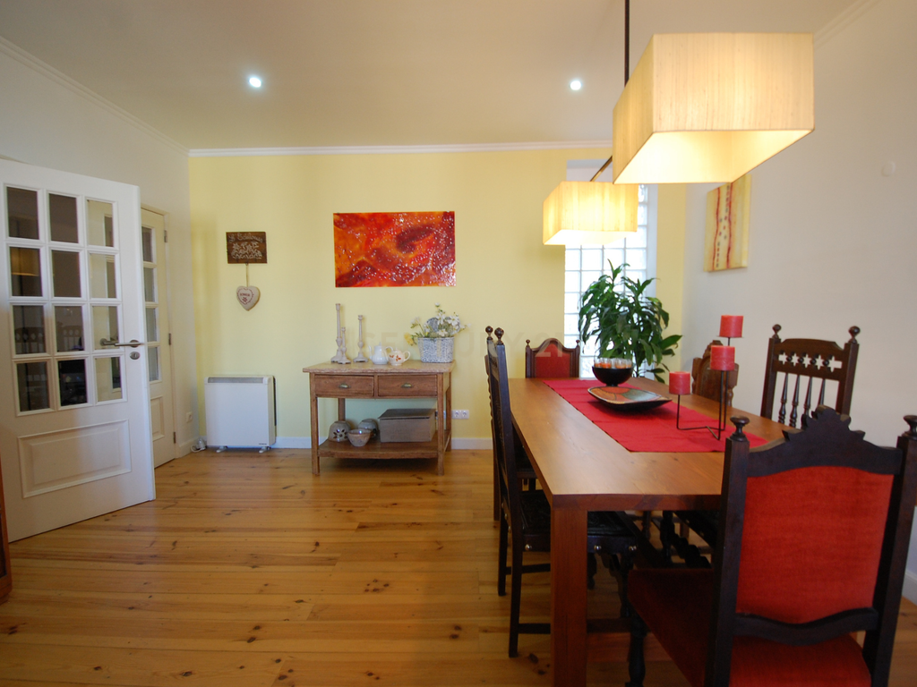 Apartamento T3 à venda na Rua Morais Soares, com lugar de parqueamento. - Image 1