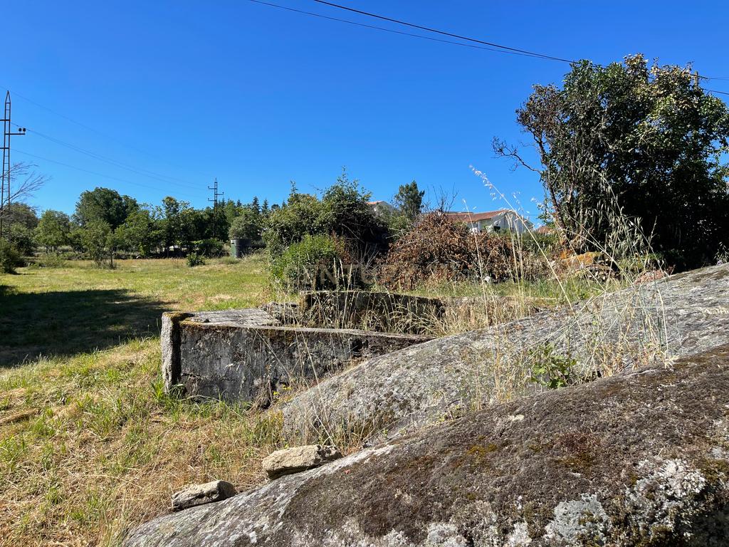 Uma quinta com uma casa que necessita de restauro, situada num terreno de 4000m², cortado por um riacho. - Image 50