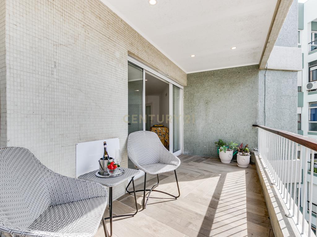 Apartamento T4 com 3 Suites, em zona Prime de Algés - Image 9