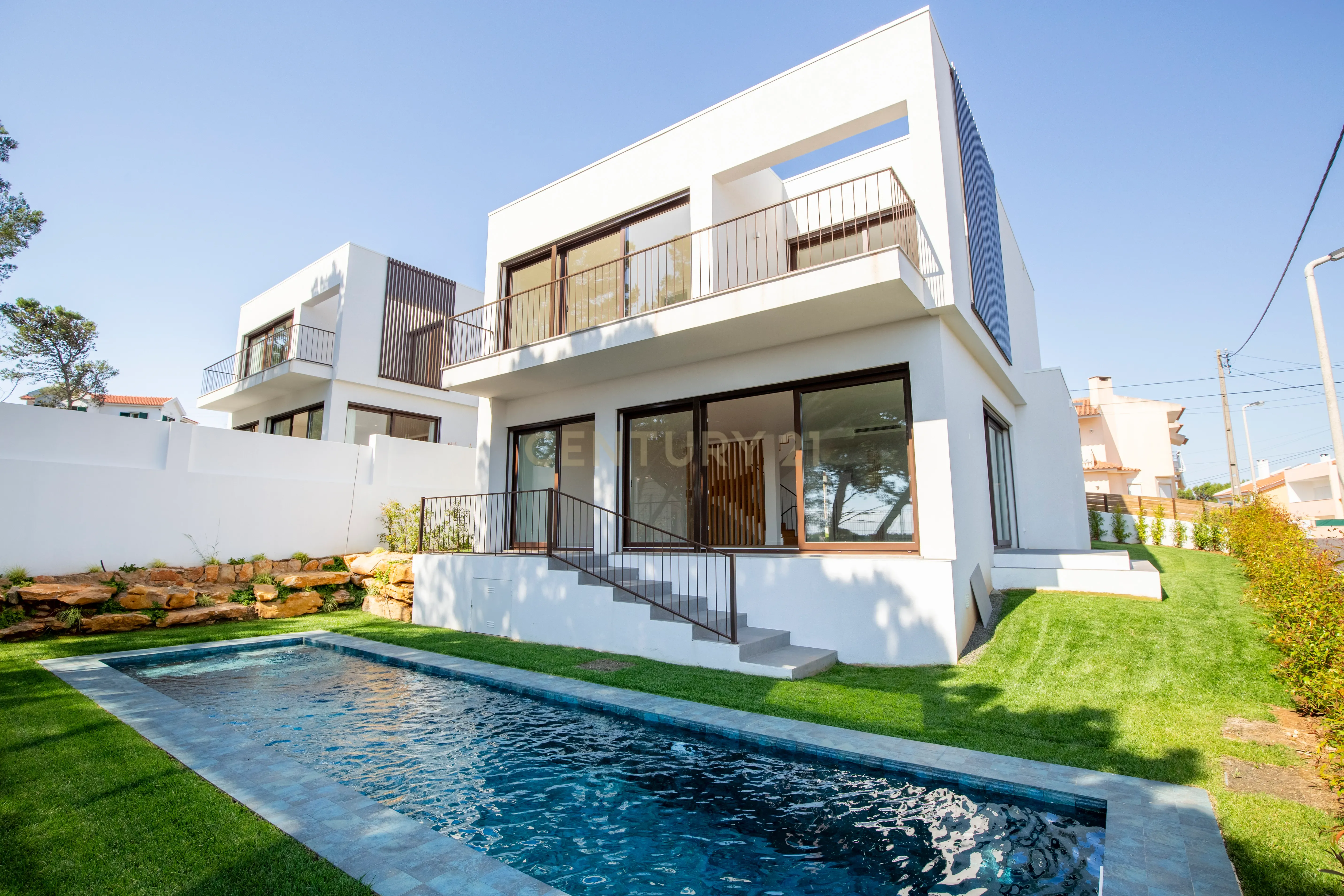Moradia T3+1 em Murches | Lote 340m² | Piscina | Jardim | Garagem - Image 1