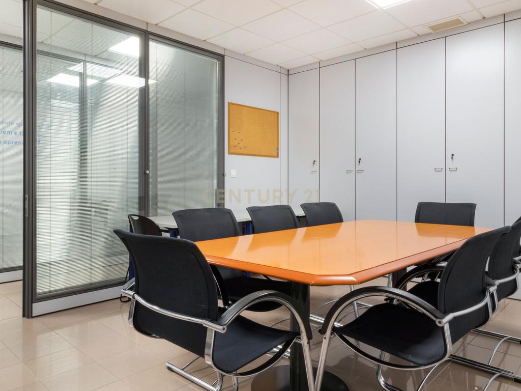 Escritório moderno com 5 Salas e 2 lugares de Parqueamento, junto ao Metro. Para Arrendar! - Image 2