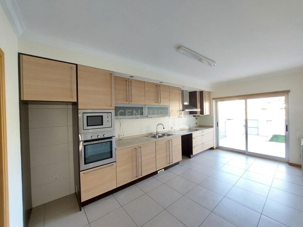 Moradia T4 de 3 Pisos com Piscina e Jardim - Image 5